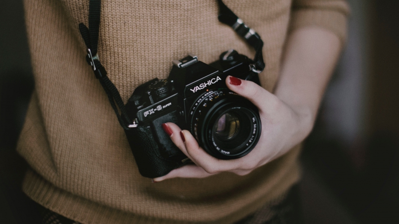 photographe-LA MARTRE-min_woman-camera-photography-photographer-slr-dslr-319-pxhere.com